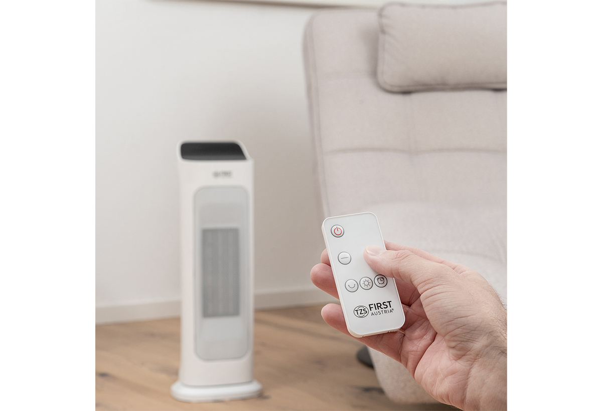 Απεικονίζεται χέρι να κρατάει το χειριστήριο.